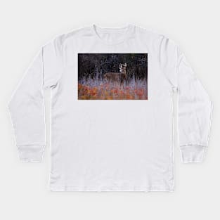 Looking up at royalty - White-tailed Deer Kids Long Sleeve T-Shirt